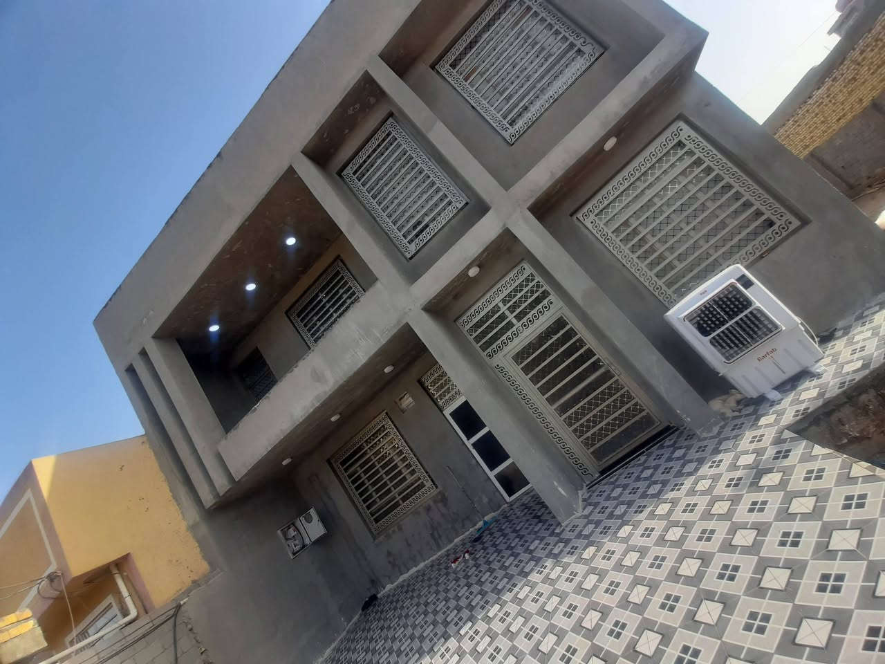 بيت حديث 230 متر . مودرن 500 متر يتكون من حديقه كبيره كراج البيت طابقين الاول استقبال كبير هول كبير مطبخ حار وبارد
منور غرفة نوم مجمعات صحيه كبيره جدا 
الطابق الثاني هول كبير ثلاث غرف نوم كبار مع بلكونات  + غرفة مخزم ومجمع صحيات 
طابق ثالث بيتونه كبيره البيت ضخم ماشاءالله 
العنوان منطقة سيد موسئ يبعد عن الامام تقريبا 400 متر كل هذا والسعر 160 اتصال عالرقم ***********
