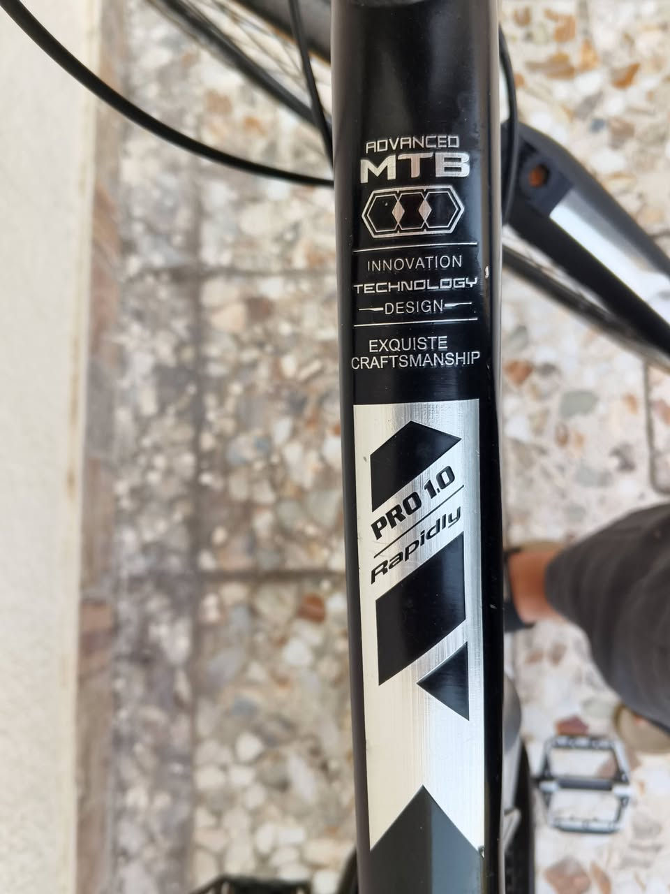 سلام عليكم للبيع دراجة 🚴 هوائية ماركة  C700 avya فول المنيوم وزنه تقريبا 6.5 كيلو كير 3*8 نوع A3 سرج المنيوم
سلام عليكم للبيع دراجة 🚴 هوائية ماركة  C700 avya فول المنيوم وزنه تقريبا 6.5 كيلو كير 3*8 نوع A3 سرج المنيوم 
فرامل قرصية (ديسك) أمامية وخلفية.
عدة سرعات خلفية متعددة. 
واقٍ للطين أمامي وخلفي. 
حامل لقنينة الماء. 💦
إطارات رفيعة مناسبة للطرق المعبدة.🪅 
نوع الدراجة: هجين (مدينة/طريق) وليست MTB جبلية كاملة رغم وجود ملصق MTB.
الموديل: Rapidly Pro 1.0.
فرامل: ديسك ميكانيكية أمامية وخلفية.
السرعات: تبدو 3 أمامية × 8 خلفية = 24 سرعة تقريبًا.👦
الإطارات: Chao Yang بلون جانبي بني.
الجنطات: ألمنيوم مزدوجة الجدار غالبًا.
المقود: مستقيم (Flat Bar).
إضافات: حامل قنينة ماء وواقيات طين🧠
سعر الدراجة 190 الف وبيها مجال العنوان بغداد الجديدة
الاستفسار ***********
