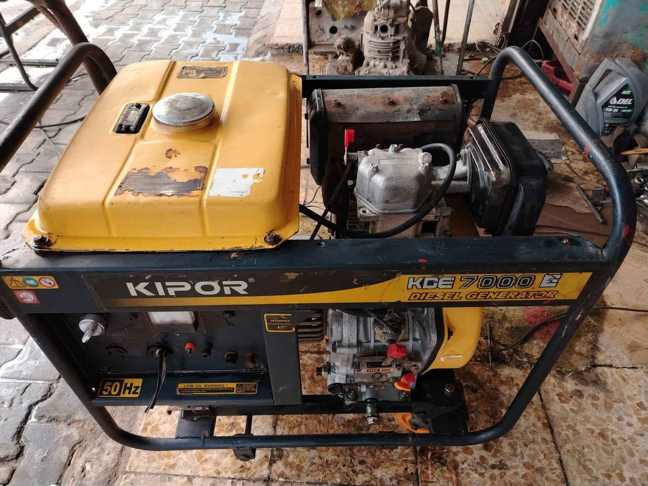 سلام عليكم مولد كاز كيبور النجوم ٢٥ انبير الباب الاول اخو الجديد لا مفتوح ولا مصلح شغال وعلفحص ملف نحاس وبلاد دبدوب نقص فقط باتري شراي *********** #للجميع
