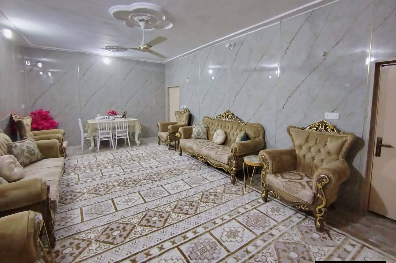 السلام عليكم متوفر بيت مساحه ٢٠٠ متر للبيع في حي النصر بانزين خانه حرف T سعره ٢٢٥ وبي مجال قليل  للأستفسار أو مراجعه المكتب الميزان حي النصر شارع البانزين خانه رقم الهاتف ***********
