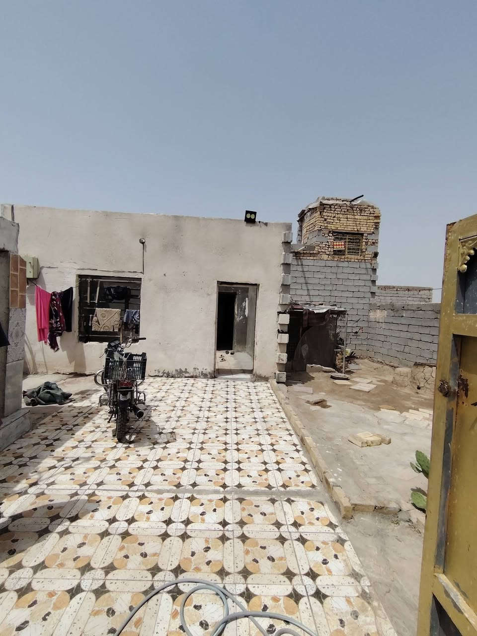 السلام عليكم عندي بيت البيع راعيه امستعجل كلش المساحه، 200 غرفتين وصاله ومطبخ مامسكوف  ونقص بس دوانيه  السعر 31 وبي مجال ***********
