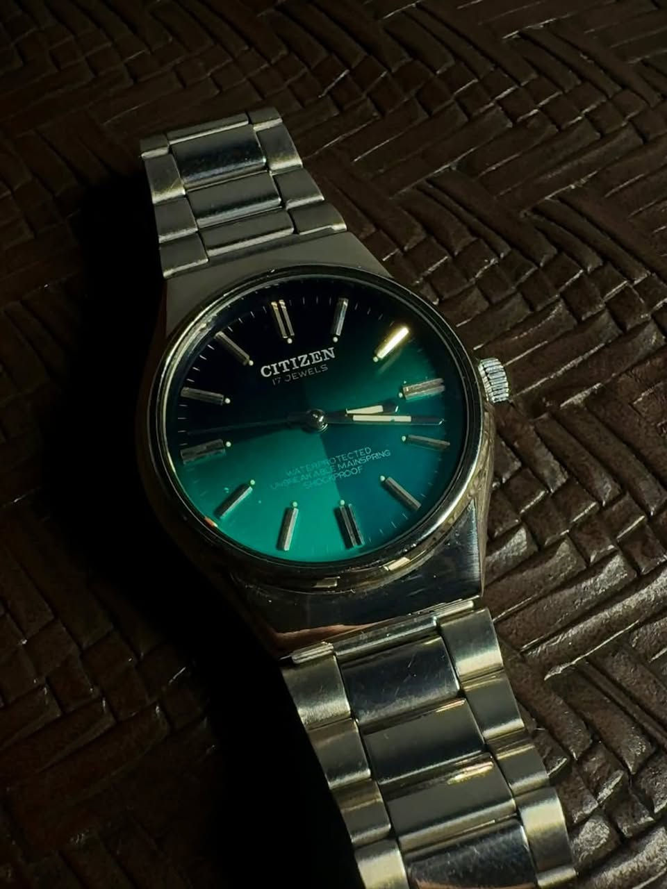 سيتيزن بلون مينا مميز جداً
زيتوني متدرج ثلاثي الابعاد 
تعمل بحركة اليد 
القطر 37 كلاسيكي
الساعة بنظافة عالية ودقة عالية ايضاً

ملاحظة الساعة الوحيدة ( السير مستبدل ب اخر مشابه للاصلي ايضاً ستل ستيل)


**إذا كنت صاحب هذا الإعلان وتريد حذفه لأي سبب، رجاءا أرسل رسالة إلى الدعم الفني**