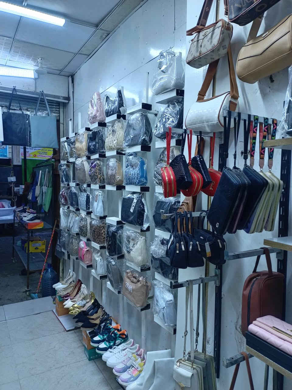 السلام عليكم ورحمة الله
محل حقائب واحذية نسائي سر قفلية مع البضاعه للبيع 

عنوان المحل / سوق الرياض مقابيل جامع وحسينة الهدى 

الإتصال على الرقم...  ***********
