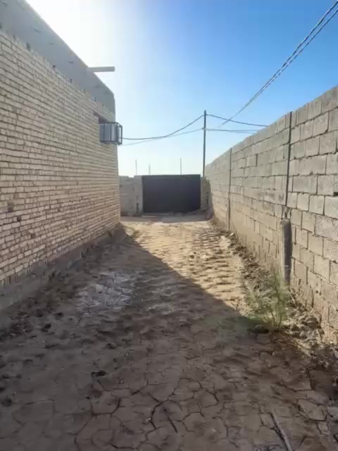 يوجد بيت للإيجار مساحته الكليه ٢٠٠٠م مساحة البناء ٢٨٠ م والباقي حديقه وكراج بي غرفتين وصاله كبيره ومطبخ حار وبارد كبير وصحيات منعزله مع استقبال خارجي معزول وكراج يسع أربع سيارات كهرباء وماء مكانه الشارع العام مجاور محطة اللؤلؤه شارع معزول بجنب المحطه ووجه لشارع العام يصلح سكن أو مخزن للتواصل وات ساب ***********
