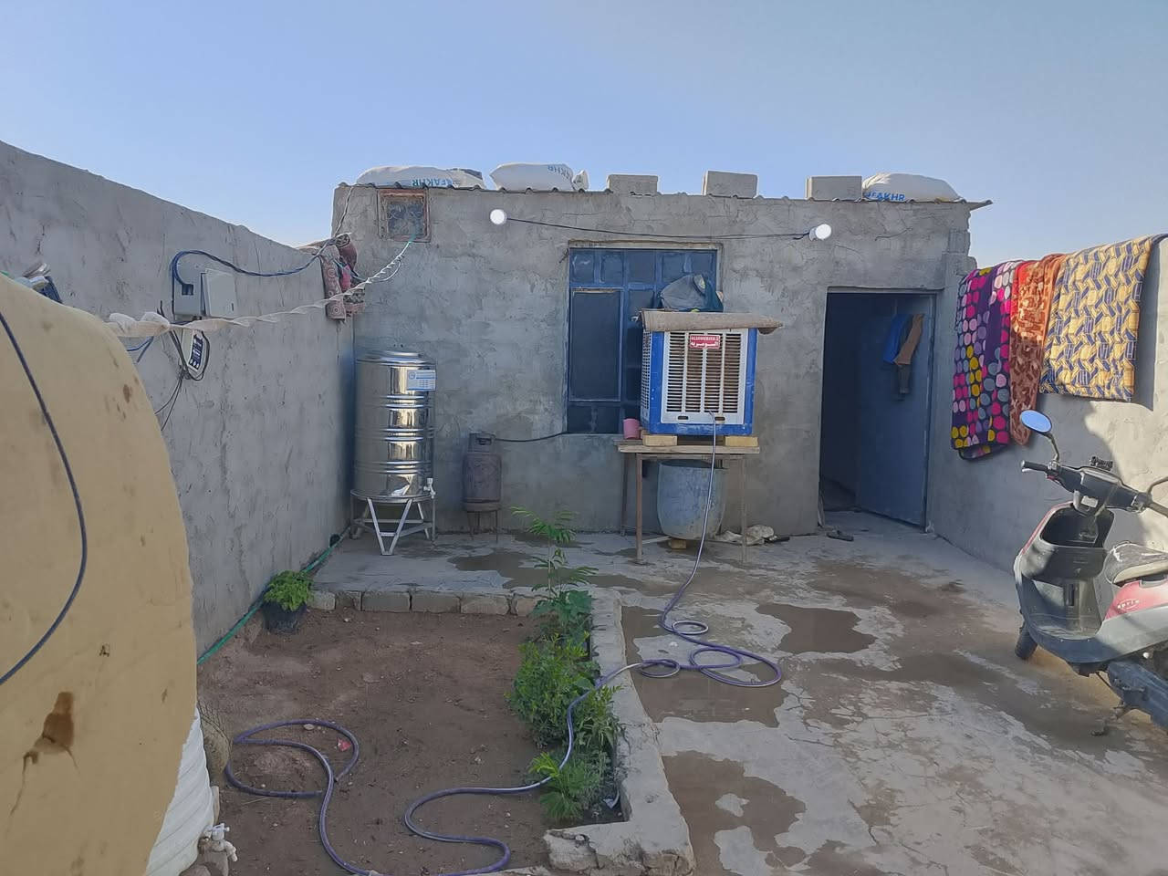 السلام عليكم بيت للبيع المساحه 100 متر غرفه صاله مطبخ حمام داخلي ومكشوفه ساحه 8 متر حمام خارجي سكف جينكو ارضيه صبه السعر 14 بي مجال ***********
