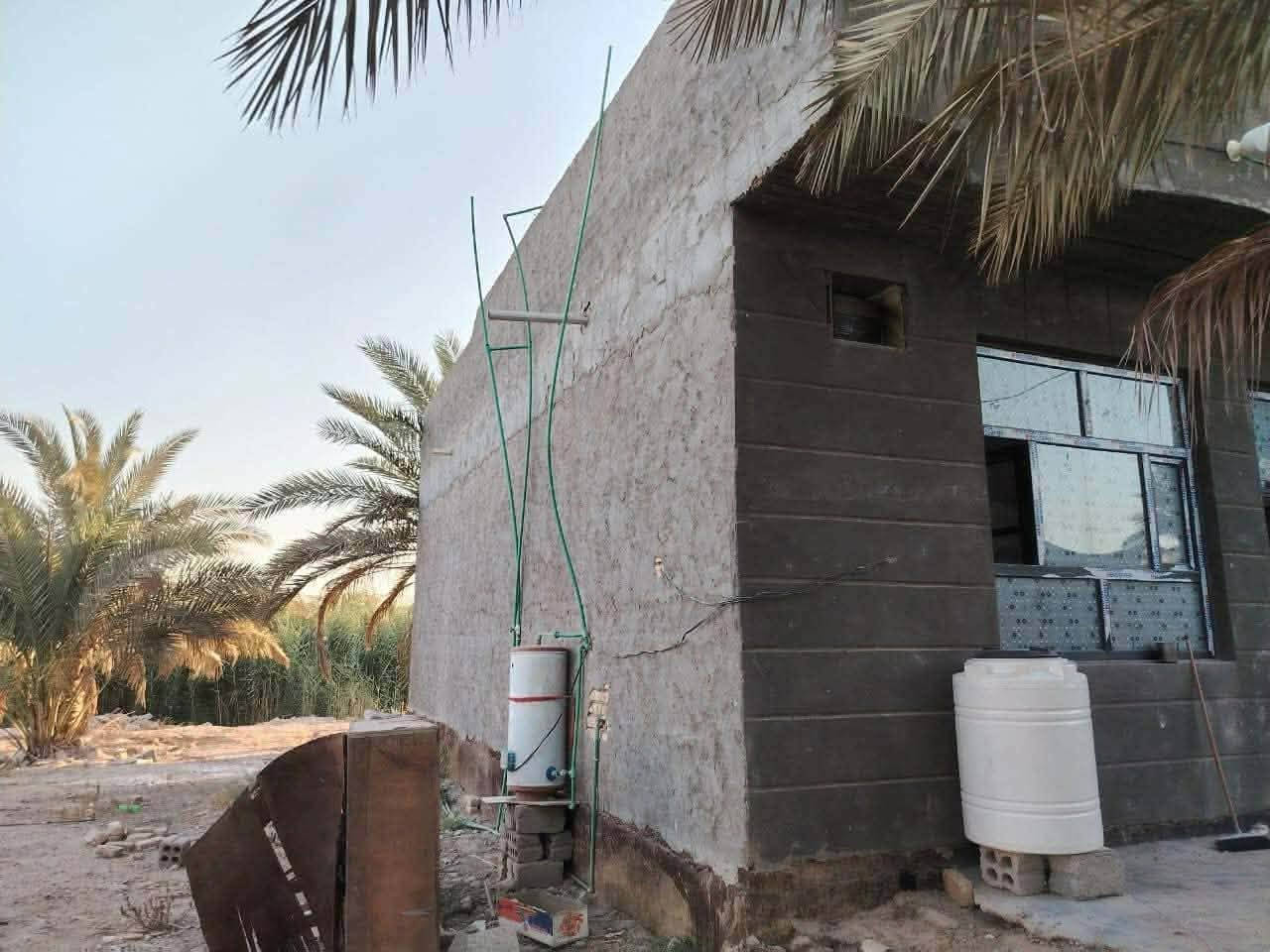 قطعه ارض طابو سند 25  مساحتها الكليه (1700M) الواجهيه (25M) والنزال (70M)   الارض تحتوي على منزل بناء حديث طابوق جمهوري مع سقف كونكريت  طابقين مساحته (300) متر  وحديقه  فيها نخل شكر ويوجد كافه الخدمات من ماء اساله وكهرباء وعلما ان الارض تقع على طريق يا حسين مقابيل معمل النشى مجاور مكتب المحافض في بابل الهاشميه والتفاصيل الاخرى اتصل وبيك خير ودلل ***********
