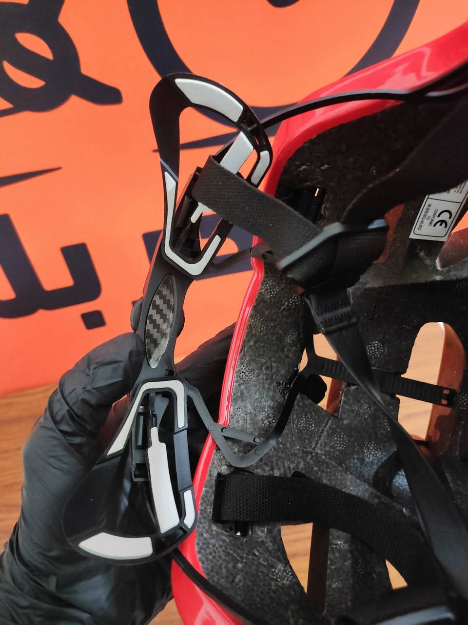 متوفر خوذة ماركة KASK الأصلي صناعة ايطالي مختوم🇮🇹 

 مختوم ختومات اصلية جديد غير مستخدم ✅💯 😍 

اللون احمر واسود نار مميز 💥😍

 شوية وصف عن الخوذة ⬇️⬇️

 Kask Elemento هي خوذة دراجات هوائية متقدمة مصممة للأداء العالي والسلامة الفائقة. تم تطويرها بالتعاون مع فريق INEOS Grenadiers للسباقات، وتستهدف الرياضيين المحترفين. 

الميزات والمواصفات الرئيسية
السلامة المبتكرة: تستخدم الخوذة تقنية "Fluid Carbon 12"، وهي مادة مركبة تمتص طاقة الصدمات بشكل أفضل من المواد التقليدية وتوزع القوة الناتجة بشكل متساوٍ عبر الهيكل. كما تحتوي على بطانة داخلية من "Multipod" مطبوعة بتقنية ثلاثية الأبعاد، مصنوعة من مادة مطاطية مرنة تساعد على إدارة طاقة الصدمات الدورانية والخطية.

الديناميكا الهوائية والتهوية: تم تصميم الهيكل لزيادة تدفق الهواء وتنظيم درجة حرارة الرأس بشكل مثالي ("Hyvent"). يتيح استخدام مادة Fluid Carbon 12 تقليل سمك بطانة البوليسترين الموسع (EPS)، مما يزيد من حجم القنوات الداخلية ويحسن التهوية والديناميكا الهوائية.

الملاءمة والراحة: نظام التثبيت "Octofit+" يوفر ملاءمة مخصصة وآمنة، مع قرص مطاطي جديد لتحسين القبضة ودعم مريح للرقبة. البطانة الداخلية مصنوعة من صوف الميرينو.

متوفر توصيل سريع لباب بيتك لكل محافظات العراق! ⚡🚚

يمكنك الطلب الان عبر الصفحة 📩

للحجز: *********** ☎️

تابعونا ليصلكم كل جديد أول بأول! 💥

#رايدر_بلس
