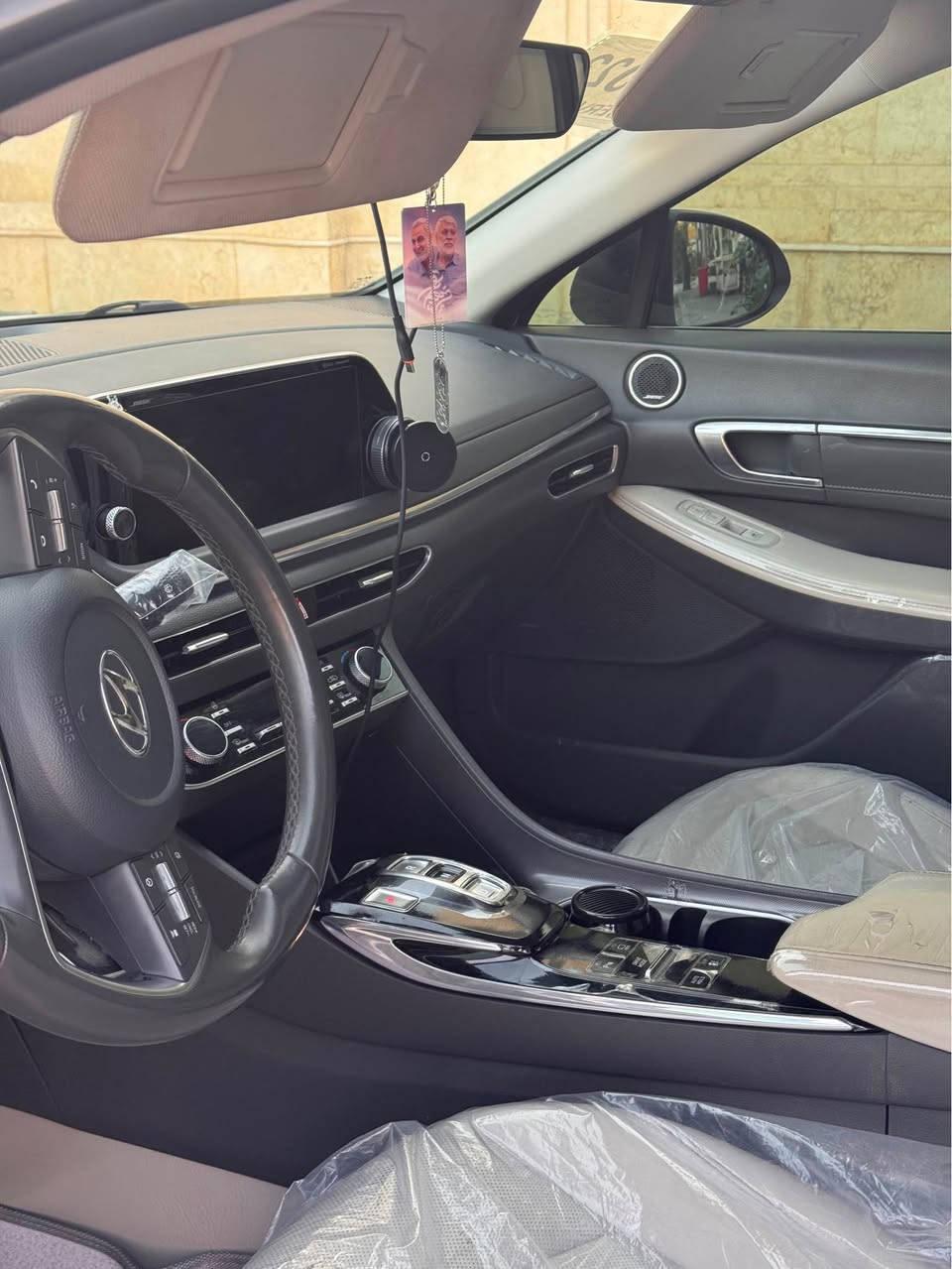 🚗 للبيع: هيونداي سوناتا 2023 (Limited - فول مواصفات)

الموديل: 2023(معوقين)

 اللون: أبيض ملكي

 الفئة: لمتد (Limited) - أعلى فئة بالمواصفات

 المسافة المقطوعة (المشي): 160 ألف كم

 الوارد: أمريكي

✨ المواصفات:

 فتحة سقف بانوراما

 شاشة كبيرة مع كاميرات (360 درجة) ونظام ملاحة

 كراسي جلد (كهرباء + تدفئة وتبريد)

 رادار أمامي وخلفي + رادار جانبي (نقطة عمياء)

 نظام تحديد المسار والقيادة الشبه ذاتية

 بصمة تشغيل وبصمة أبواب + تشغيل عن بعد

 دبل كير (شفتات بالمقود)

 وباقي مواصفات الفول لمتد المعروفة..

🛠️ حالة السيارة (الحادث):

 السيارة وارد أمريكي، حادثها بسيط (ضربة بصندوق السيارة) ومصلح تصليح درجة أولى وعلى الفحص.

 الإيرباغات كلها سليمة 100% وما طاقة.

 المحرك، الكير، والتبريد بحالة ممتازة وجاهزة من كلشي.

📍 مكان التواجد: البصرة - القبلة / حي الشهداء

💵 السعر المطلوب: 17,300 دولار (دفتر و73 ورقة)

📞 للتواصل والاستفسار: ***********
