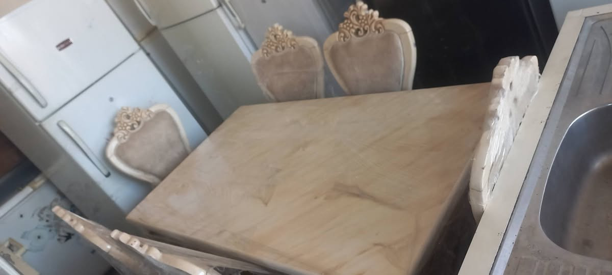 السلام عليكم .. 
ميز طعام مع ست كراسي ملكيات . شرط النضافة 
السعر ١٩٠ وبي مجال بسيط جدا
*
حلة / دبلة . مقابل مدرسة الوركاء 
*********** & ***********
