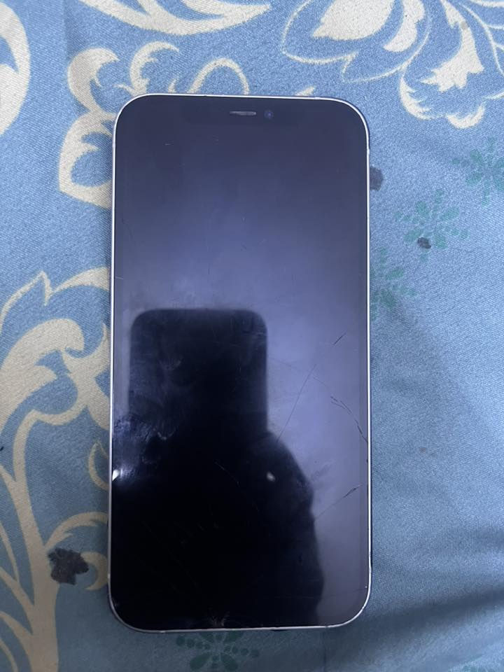 السلام عليكم ايفون 12 عادي ذاكره 128 بطاريه مبدله ١٠٠ شاشه و ظهر مكسورات بس ما مبدلات و السماعه الفوك متشتغل للبيع ١٧٥
***********واتساب
