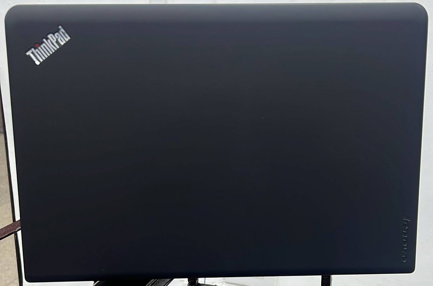 لابتوب Lenovo ThinkPad E560
#نظافة شرط مائة بالمائة 
#بطارية لاتقل عن ساعتين 

جهاز عملي قوي مناسب للدراسة والعمل المكتبي وتشغيل البرامج اليومية بسلاسة مثل الأوفيس والتصفح والبرامج الجامعية.
اختيار ممتاز لمن يريد جهاز اعتمادي من سلسلة ThinkPad المعروفة بالتحمل والجودة.
💻 المواصفات:
• المعالج: Core i7 الجيل السادس فئة U
• الرام: 8GB
• الهارد: 256GB SSD سريع للإقلاع وتشغيل البرامج
• الشاشة: 15.6 إنج بدقة FHD صورة واضحة ومريحة للعين
• الكيبورد:  عربي / إنكليزي اصلي
• كرت الشاشة الداخلي: 4GB Intel
• كرت الشاشة الخارجي: 2GB AMD Radeon R7 M370
🎁 الهدايا المجانية:
• ماوس
• ماوس باد
• حقيبة لابتوب
• الشاحن الأصلي
🛡 الضمان والخدمات:
• فحص كامل قبل الإرسال
• فحص كامل قبل الدفع والاستلام
• ضمان اسبوعين استبدال عند وجود خلل 
• الجهاز جاهز للاستخدام المباشر
📍 الموقع: موصل /موصل الجديدة 
بين مجسر الجديدة ودورة عبواليسي
🚚 التوصيل متوفر إلى جميع المحافظات
📞 للتواصل واتساب:***********
💰 السعر: 295 الف  دينار عراقي
مع التوصيل وحقيبة وماوس
