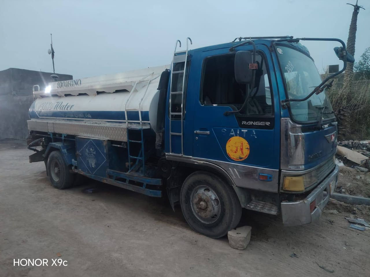 السلام عليكم 
 تنكر حوضيه ماي للبيع بلاد موديل ٩٤ محرك 70 طيره مكينه جديده حموله 8طن رقم بصره تحويل مباشر حداده جديده كهربائيات جهازه تخم تايرات نضاف *********** ،*********** البصره بني منصور السعر 125
