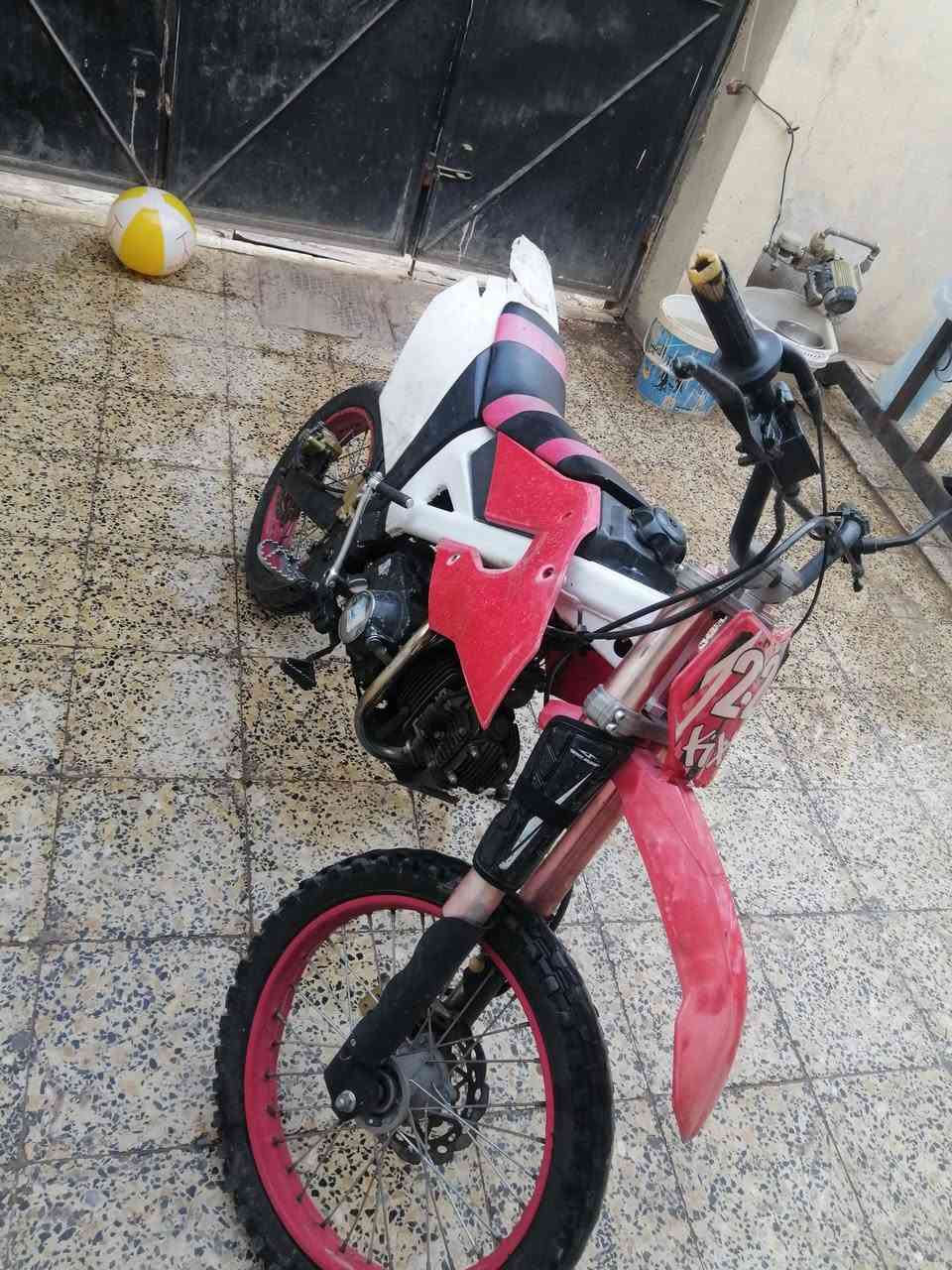 سلام عليكم قفاز البيع مكينه 124 صيني تحريكه معدل مكينه شرط خرسه الاستفسار عل خاص او رقم *********** سعرو 400 بيه مجال
