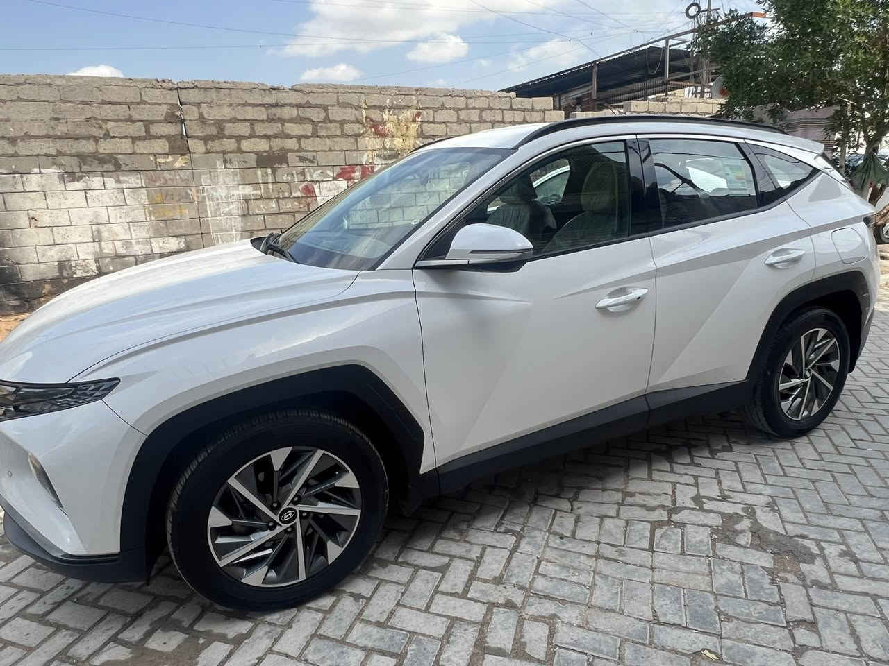 السلام عليكم
توكسان للبيع موديل 2023 خليجي 
السياره بيها بارد شبر فقط بين الجاملغ والباب الخلفي جهة السايق غير هذا الباقي كفاله سياره نضيفه 
مكاني بغداد 
السعر 205 وبيها مجال بسيط 
***********
