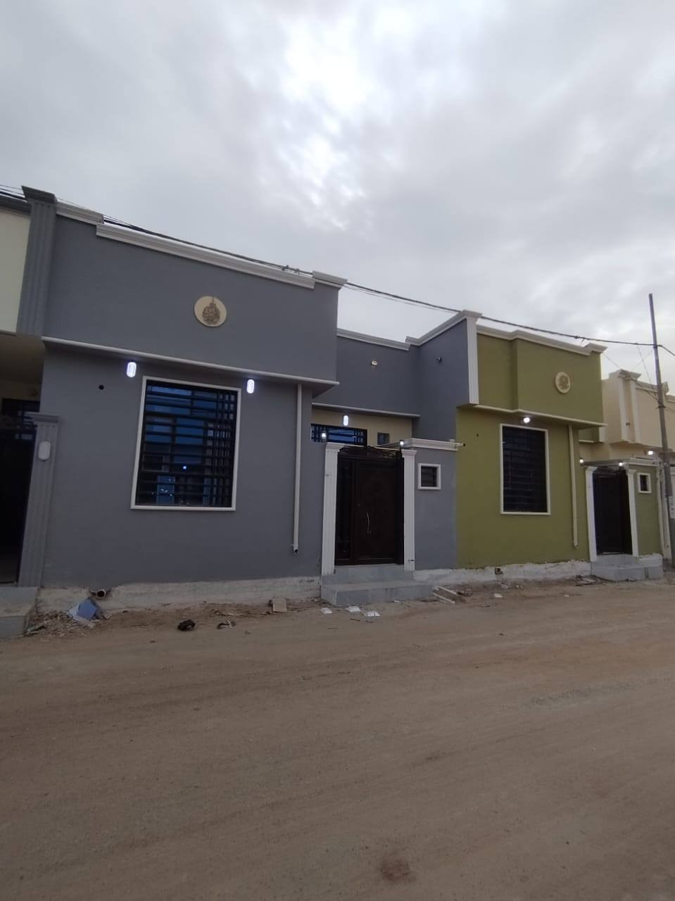 يالله يالله  بيت للبيع جديد بلاش بلاش  😍وتساب ***********📞📞
عنوانه المكتب مقابل قريه الغدير عمود262 مكتب النور للعقار احجز بيت احلامك يم مكتب النور 😍🏬🏬
#_بيوت عدد 2مجاورات _مساحه_لبيت_110متر_مربعه 
#_ 
#بيت_طابو_زراعي_سند25
سعره 46عرض شارع 12متر فول خدمات 

بناء حديث غير مسكون
بناء ممتاز جدا  عنوان  لبيت النجف 
#مقابل__ملحق قرية_الغدير_مباشر 
يحتوي لبيت على+ غرفه2+صاله  +مطبخ ستقبال +صحيات بلداخل +وبلخارج 
***********وتساب
