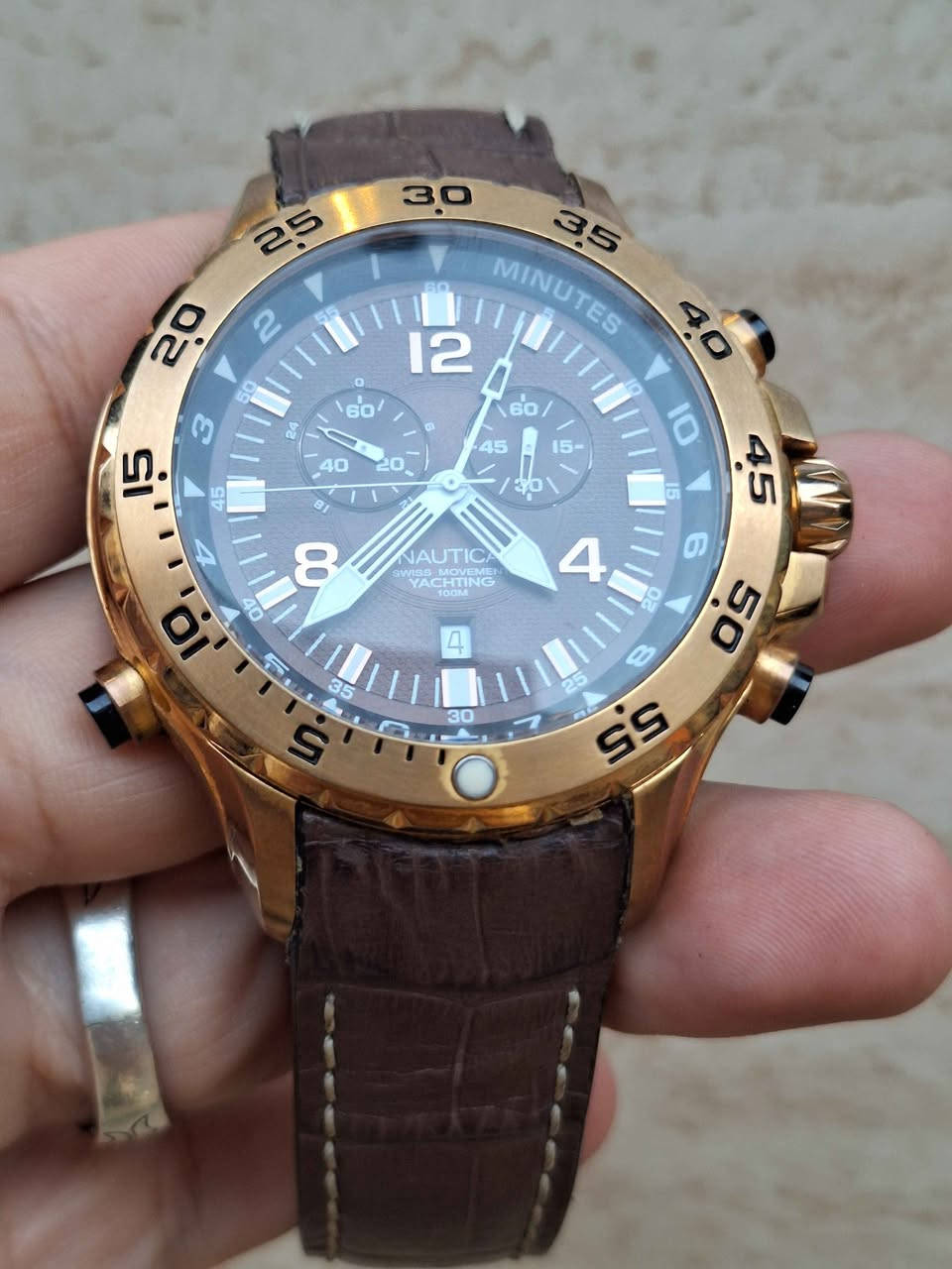 ساعة رجالية أصلية من ماركة Nautica، وتحديداً موديل Nautica NST Yachtimer (مثل الإصدار A36503G أو N18522G)، والمصممة خصيصاً لعشاق الرياضات البحرية واليخوت.أبرز مواصفات الساعة:الهيكل: مصنوع من الفولاذ المقاوم للصدأ ومطلي باللون الذهبي الوردي (Rose Gold).الميناء: يأتي باللون البني الداكن مع تفاصيل رياضية بارزة وعقارب مضيئة في الظلام.الميزات: تحتوي على وظيفة الكرونوغراف (مؤقت رياضي)، ونظام تتبع تنازلي مخصص لسباقات اليخوت (Yachting Countdown).المقاومة للماء: تتحمل ضغط الماء حتى عمق 100 متر (10ATM).الحزام: مصنوع من الجلد الطبيعي باللون البني بنقشة جلد التمساح مع خياطة بارزة مركز طوخ, القليوبية


**إذا كنت صاحب هذا الإعلان وتريد حذفه لأي سبب، رجاءا أرسل رسالة إلى الدعم الفني**