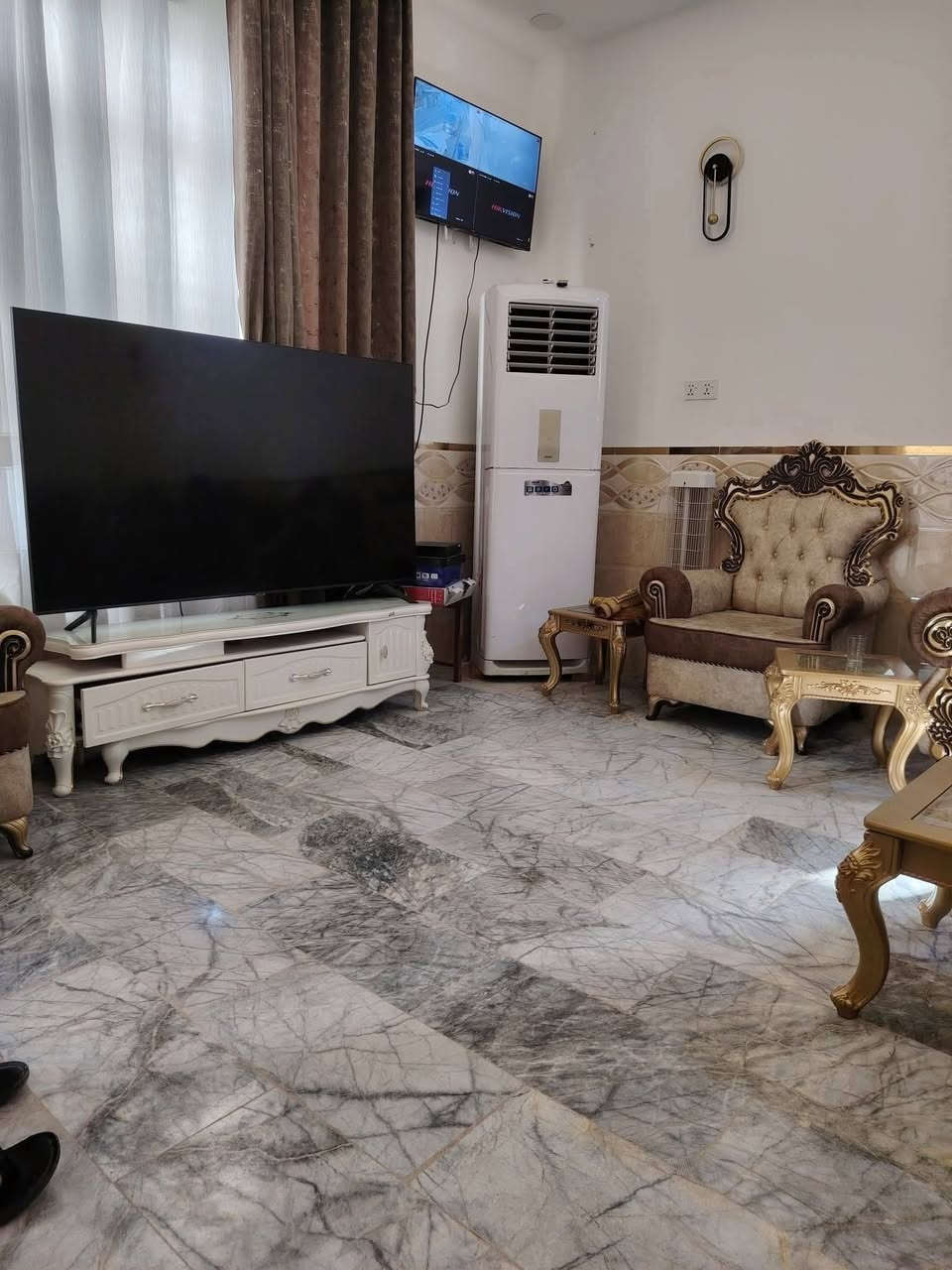 دار ٢٠٠ متر حي ميسان منطقه ٧٣ شارع ١٢ طابقين فوق الدرجه الاولى
مكان مميز جدآ

يحتوي على غرف عدد ٤ صالات عدد ٣ صحيات عدد ٤ واستقبال ومطبخ حار وبارد كما موضح بالصور

للاستفسار الاتصال ع رقم ***********
