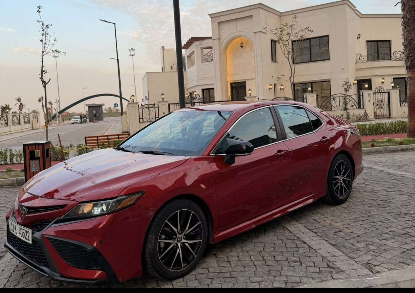 السلام عليكم
� للبيع تويوتا كامري 2023 أمريكي  اربعة سلندر  2500
بجم كبس صور حادث داخل منشور ضرر فقط طخة بسيطة بالتكمه جهة اليمنة  بدون (دواخل).. صبغ فقط تكمه جهة اليمنه + بارد بجاملغ ليسرة على گد شبر   
وبيه بارد بمكانات جداً بسيطة 
السونار موجود بالصور ..
ماشيه 33 الف ميل سيارة كلش جديدة ومثل مدتشوفون بالصور
حمام +بولش قبل يومين مسويلهة 

⭐ مواصفاات se

⚪ اللون: احمر مميز❤️

⚙️ المحرك: 2500

المواصفات:

✔️ شاشة لمس كبيرة
✔️ Apple CarPlay & Android Auto
✔️Auto hold 
✔️ كاميرا خلفية + حساسات
✔️ نظام رادار (تنبيه خروج المسار)
✔️ مثبت سرعة ذكي
✔️ مانع تصادم أمامي
✔️ تحكم بالمقود
✔️ كراسي جلد رياضية
✔️ إضاءة LED أمامية وخلفية
✔️ نظام صوت قوي
✔️ مكيف أوتوماتيك
✔️ أوضاع قيادة (Sport/ normal/ Eco)
وبعد بيهه اهواي تفاصيل ما ذاكرهن مكان بغداد المنصور الداوودي  .. السعر 182 وبيهة مجال  
اي أستفسار اتصل وتدلل
***********
