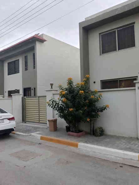 السلام عليكم ورحمة الله 
بيت للبيع في مجمع الزيتون (دور الشمس) مساحة 252 متر غرف نوم عدد 3 
2نضام سويت استقبال كبيره هول داخلي مطبخ   حمامات 
كراج يسع 2سياره   السعر 340 مليون
استفسار اكثر  التواصل  *********** 
يوجد واتساب
