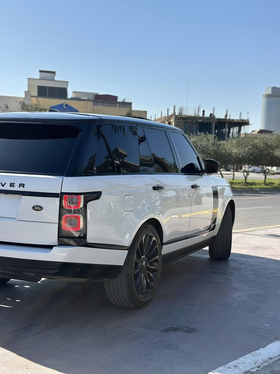 السلام وعليكم
للبيع رانج روفر فوك
موديل ٢٠١٥
٨ سلندر سوبر جارج
فول مواصفات اوتو بايكراف
محدث المازدات الاماميه مال مويل ٢٠ 
والبك لايت هم كذالك محدث مال ٢٠
مكينه كير مكفول من كلشي الفتح والتبدل
وارد امريكي
ماشيه ٨٩ الف مايل
السياره جديده كلش كلش مابيها اي نقص بيها جاملغ خلفيه صبغ بدون إيرباك بدون دواخل وحادثها جداً جداً خفيف
السعر ٢٩٥٠٠ وبيها مجال
مكان السياره بغداد المنصور
***********

