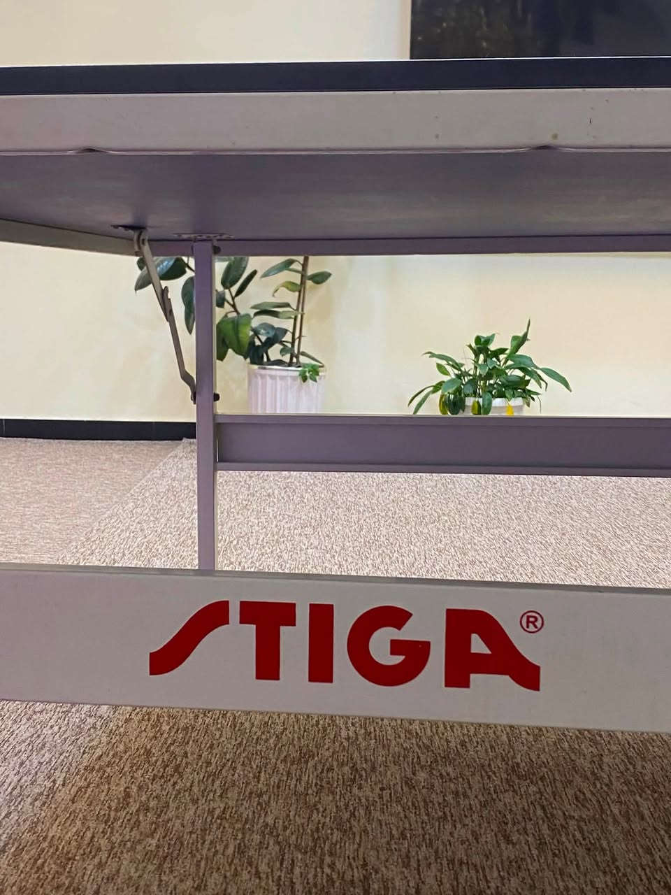 منضدة للبيع حجم كبير نوع STIGA المنضدة نظيفة توجد بعض الملاحضات في قاعدتها كما موضح في الصوره السعر ١٠٠ الف 
العنوان البصرة 
رقم الهاتف ***********
