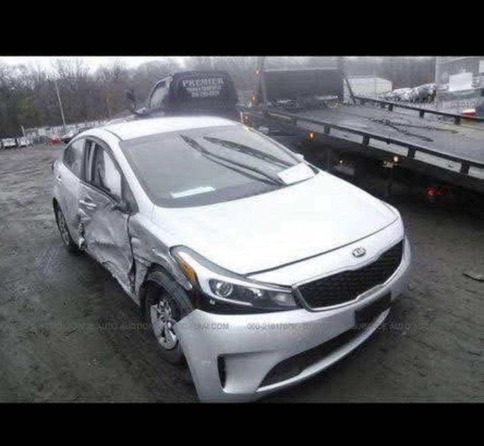 السلام عليكم
كيا فورتي 2018 اربيل باسمي تحويل مباشر ثاني يوم 
مكينه وكير ومنضومه تبريد مكفولات كفاله عامه 
مكينه 2000 دوش 
الكير AT
السياره حادثه جامله وباب الصدر وشويه من باب خلفي وحاليا مكان الحادث يرادله بولش مثل ماموظح بالصور حادثه والسونار بالصور موجود  
السعر 117وبيه مجال بسيط *********** هاتف/واتس
مكاني بغداد حي اور
