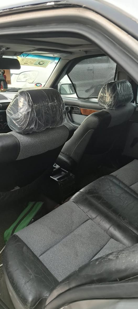 السلام عليكم للبيع BMW موديل 1992 محرك مسكر شرط كير وتماتيك شرط صدر امامي خلفي جديد تخم تاير جديد  فتحه داخل جلد دعاميات. m لايت زينون اكثر تفاصيل اتصل ***********
