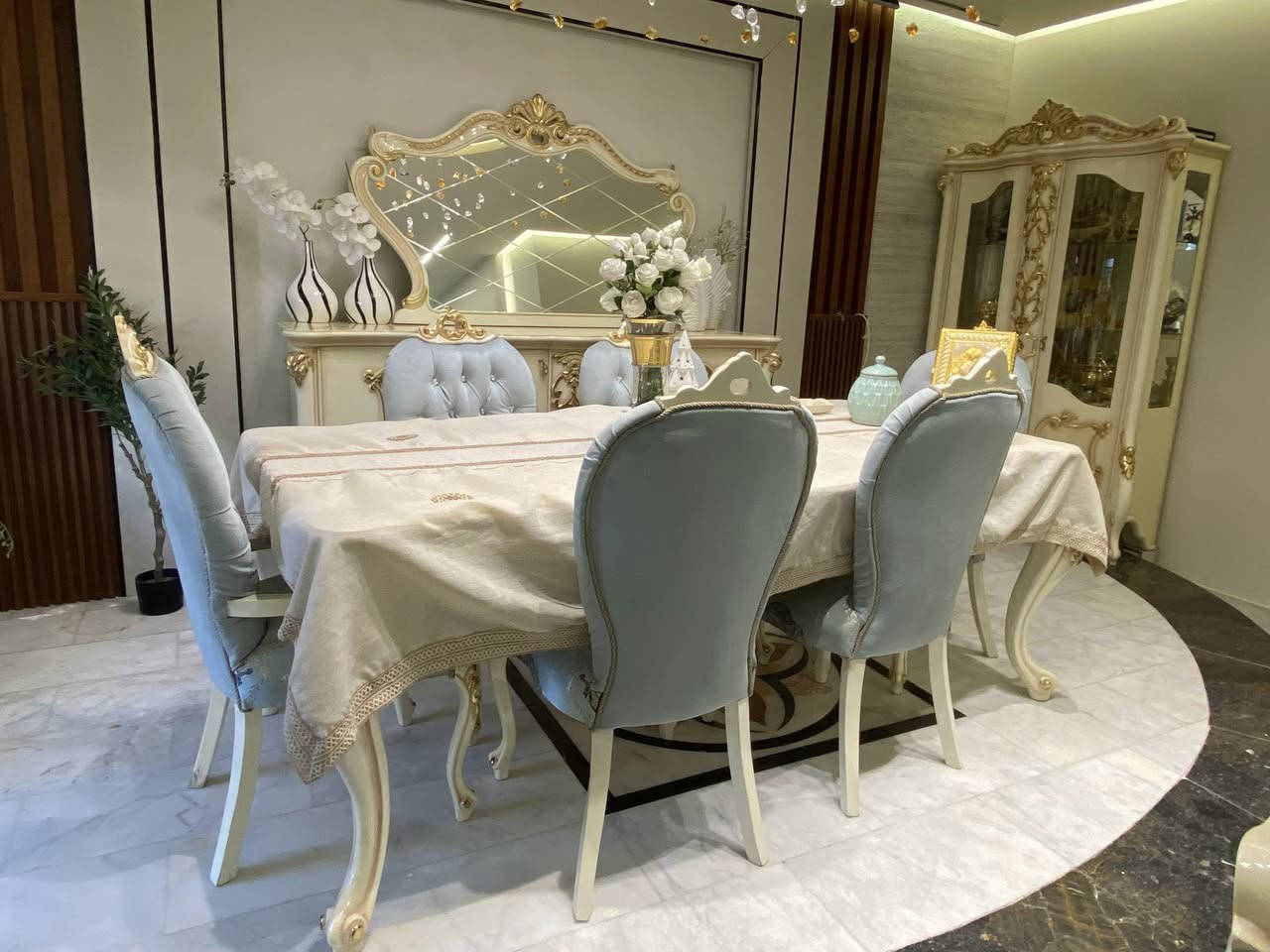 سلام عليكم تخم متكون من ١٧ قطعه مشتري من القند الي بالمنصور ب٧٠ ورقه وهسه اريده ٥مليون مكاني المنصور قرب مطعم حجي حسين وهذا رقمي ***********
