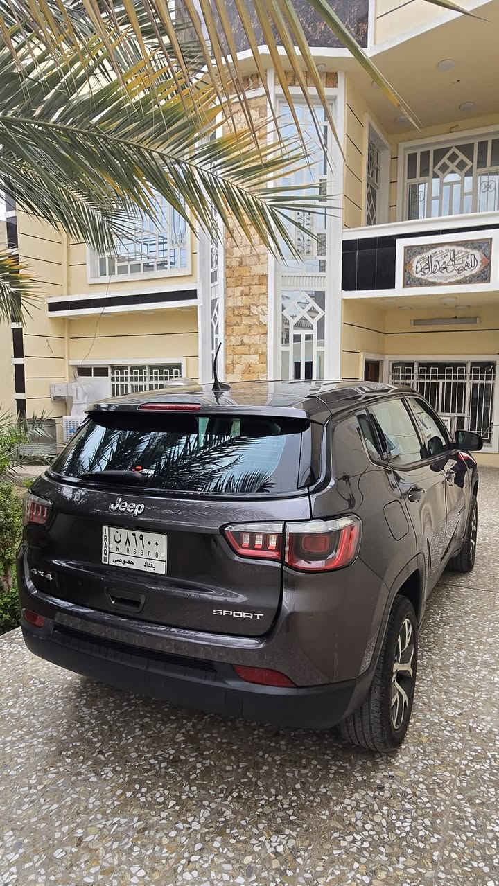 جيب كومباس 2018  للبيع 
لونها فيلي غامق رقم بغداد تحويل مباشر 
فئة سبورت 
محرك 2400 دفع رباعي 4x4
تدفئة ستيرن و بالكشنات 
تبريد قطعتين ثلج
كير 9 نمر
ماشية 75 ميل 
الجامات مغلفة عازل حراري الغرفة تبقى باردة حتى بالصيف
المكينة نظيفة جدا دهن ممتاز و ماء راديتر ممتاز 

حادثها جاملق بارد بسيط جدا و البنيد مبدل و مصبوغ صبغ اصلي ايرباك دركة و دشبول
و بالعراق اكو رصعة فوك الجامة بسيطة كلش 
 ادامة كاملة للسيارة على اخر حباية 
نظيفة جدا السيارة
السعر ١٣٠ ورقة و مجال للشراي فقط 
***********
