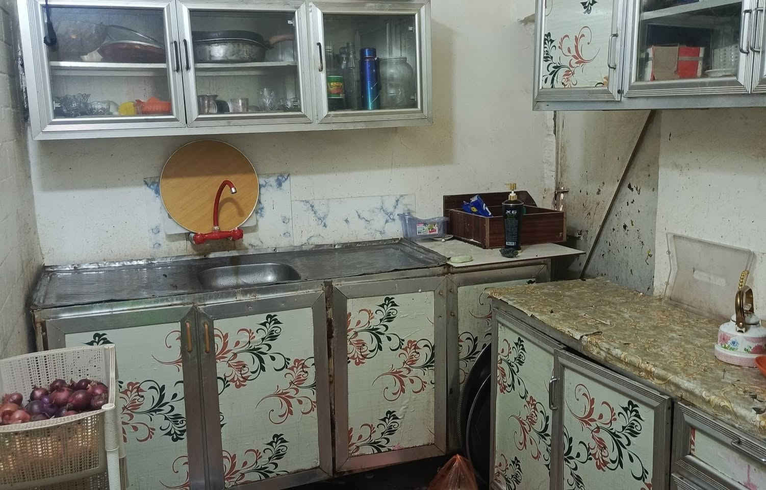 السلام عليكم , معرض للبيع اربع قطع السعر 200  الف و بي مجال للشراي اتصل ***********
