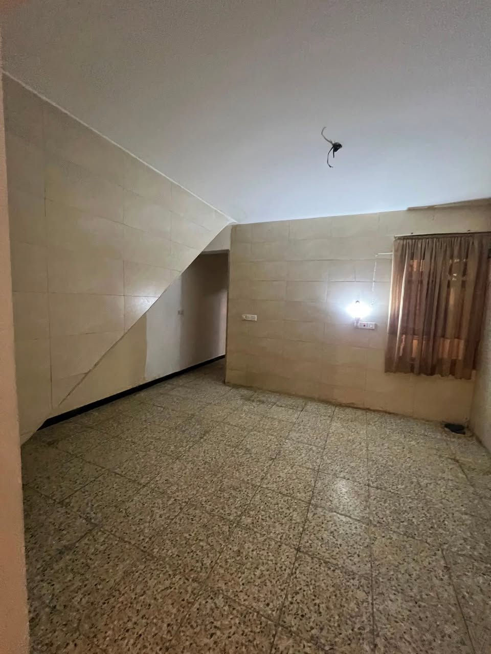 الايجار شقة طابق اول تحتوي ع ٢ نوم وصاله ومطبخ وحمام سعره ٦٧٥ الف موقعه السيدية خلف شارع النخل ***********
