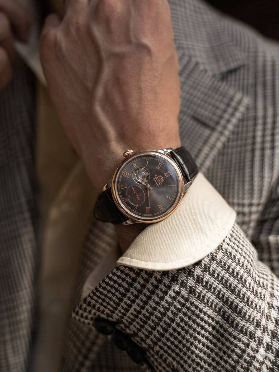 الاناقه لدى براند الحسيني ⌚✨

الماركة: أورينت (Orient) الكلاسيكية 😍⌚
المواصفات:-

- تعمل بنظام الأوتوماتيك مع إمكانية التعبئة اليدوية (التكويك) ⚙️
 - تصميم "قلب مفتوح" (Open Heart) ساحر يبرز جمال نبض المكينة كما هو موضح في صورة 😍
- عقارب (أميال) بتقنية اللومينوس المضيئة في الظلام ✨
- ميناء أنيق مزين بأرقام رومانية مع سير من الجلد الأسود الفاخر 🖤
 - ظهر وقفل مختوم بالكامل لضمان الجودة 💯

🚚 يتوفر توصيل لجميع المحافظات
للحجز والاستفسار يرجى مراسلة الصفحة 📩
#menswatches #mensfashion #watchcollector #wristwatches #watchlover


**إذا كنت صاحب هذا الإعلان وتريد حذفه لأي سبب، رجاءا أرسل رسالة إلى الدعم الفني**