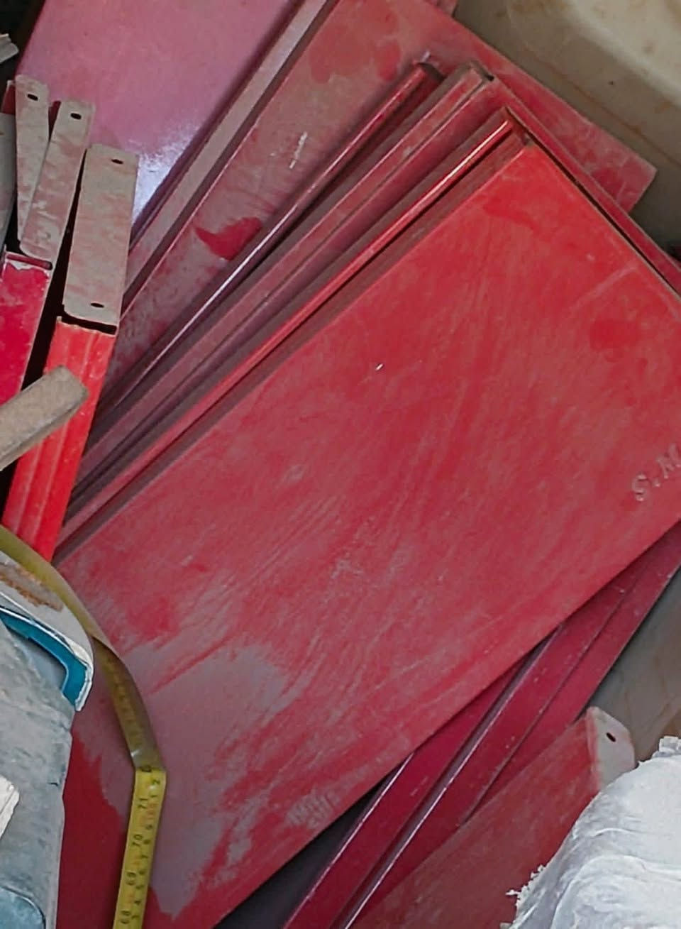 رفوف مستخدمة متوفرة سعر مناسبة عنوان بغداد سوق مريدي انتصل تدلل***********
