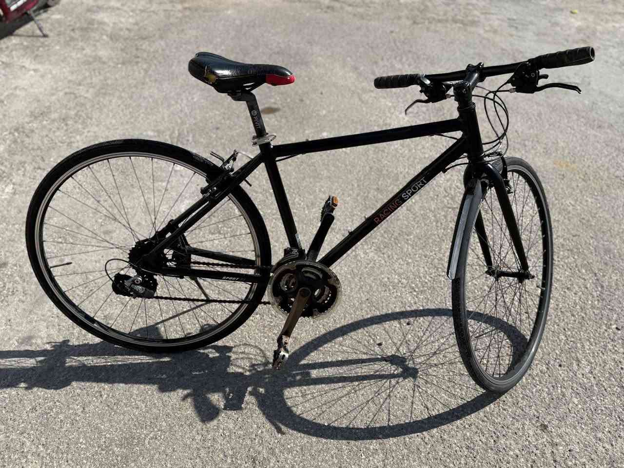 النوع: دراجة سبورت / طريق (Racing Sport)
اللون: أسود مع فورك أمامي أسود

حجم الإطار: تقريباً 26 أو 28 إنج (واضح أنه كبير مناسب للشباب)

الفريم: حديد خفيف وقوي

عدد السرعات: سرعات متعددة (قدام وخلف – تقريباً 18 إلى 21 سرعة)

نظام تبديل السرعات: مقبض تبديل على المقود

الفرامل: فرامل يدوية أمامي وخلفي

الإطارات: رفيعة مناسبة للشارع والسرعة

ستاند (مسند): موجود

الدواسات: رياضية

المقود: مستقيم مريح للسيطرة

السعر : 125 الف

البايسكل مستعمل مثل ما واضح بل صوره لاكن قليل وحالته نضيفه وكلشي بي شغال


**إذا كنت صاحب هذا الإعلان وتريد حذفه لأي سبب، رجاءا أرسل رسالة إلى الدعم الفني**