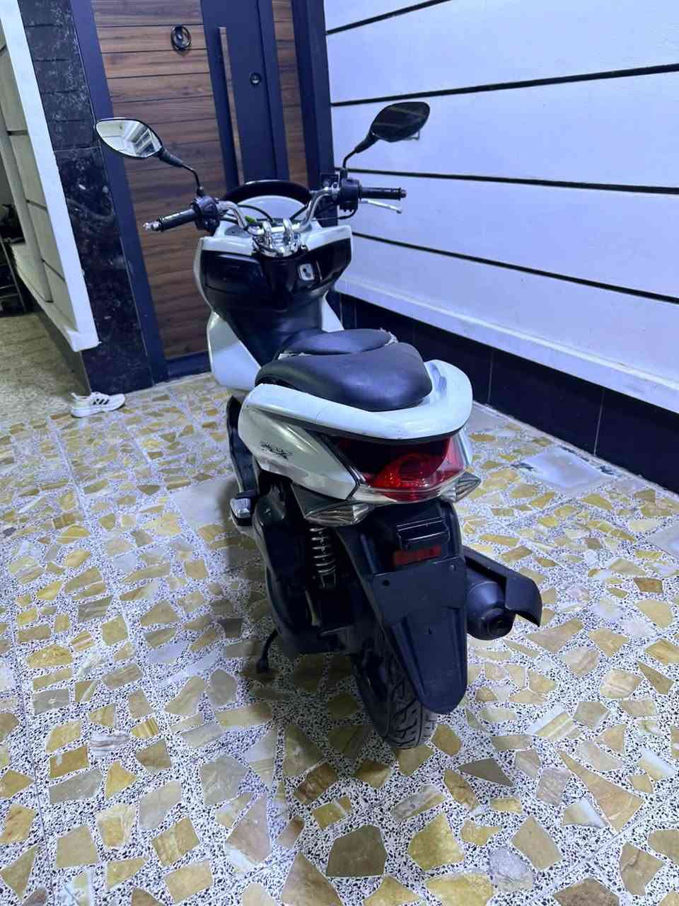 دراجه Pcx
جيل الاول
مكفول عامه
سعرها ٧٥٠
بيع مستعجل.  ‭0773 271 1823‬
