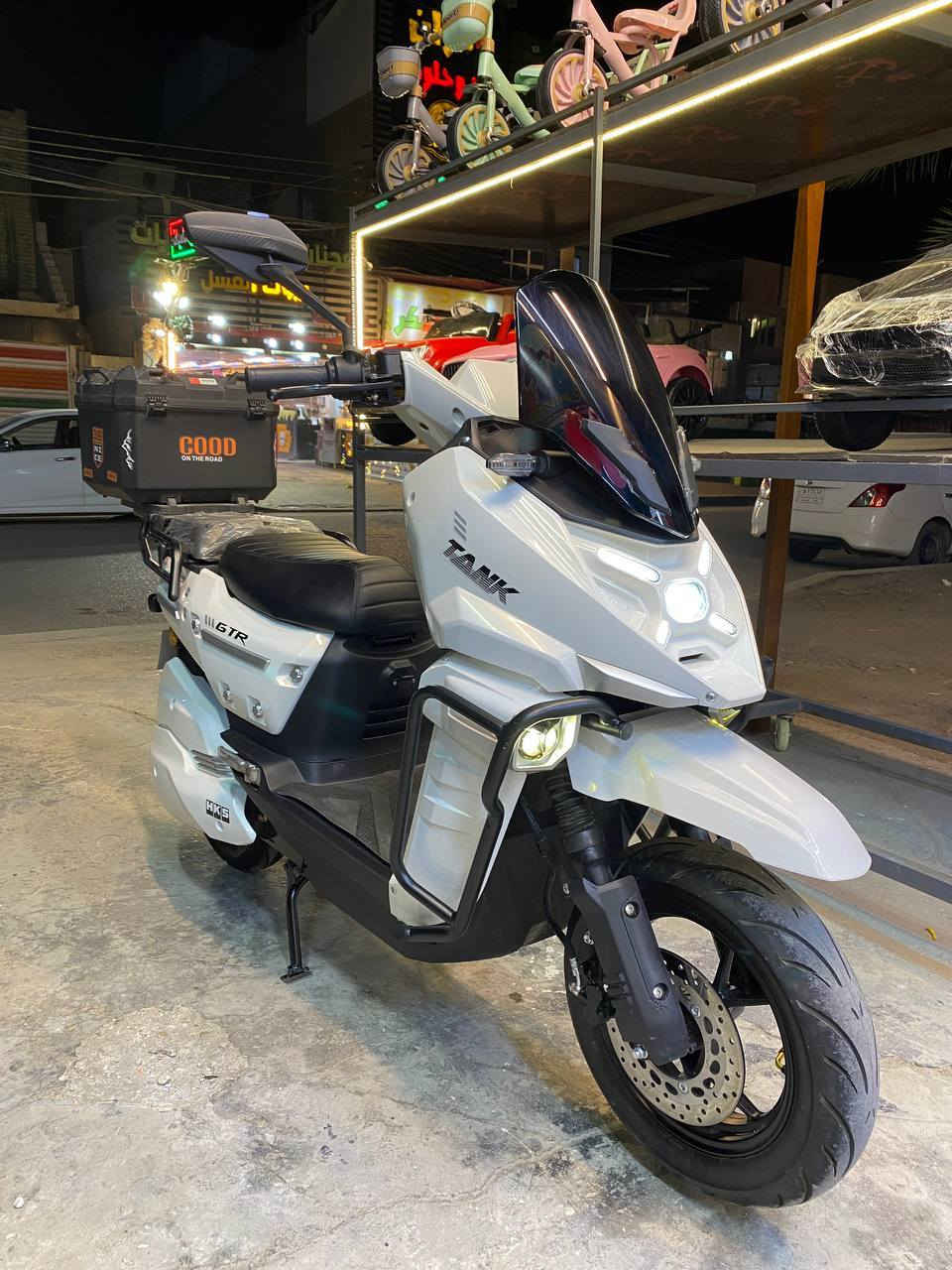 سلام عليكم دراجة شحن اباتشي  للبيع تجي بطارية ليثيوم 50 امبير 72 فولت  تمشيك 90 كيلو  السرعة 85 - 90 بعد بيها هواي مواصفات  الدراجة السعر  مليون 350  العنوان بغداد الغزالية رقمي *********** فقط واتساب
