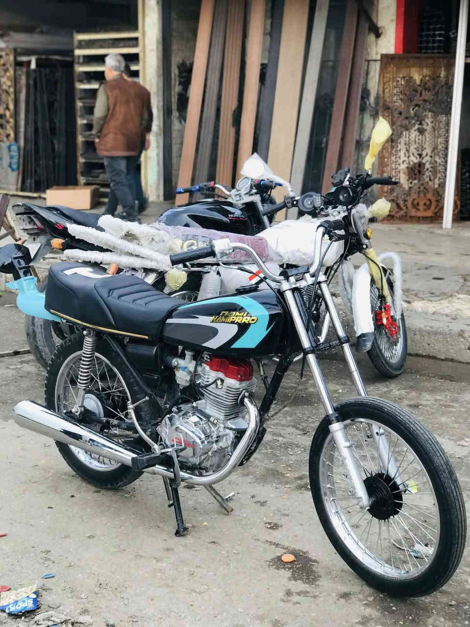 سلام عليكم دراجه تيربو موديل 26محرك اصبانه مامضروب شرط لاصوت لاصرف نشاط فوول دراجه ماناقصها كلشي السعر 650بيها مجال قليل مكاني ساحت الحتفالات رقم تلفون ***********
