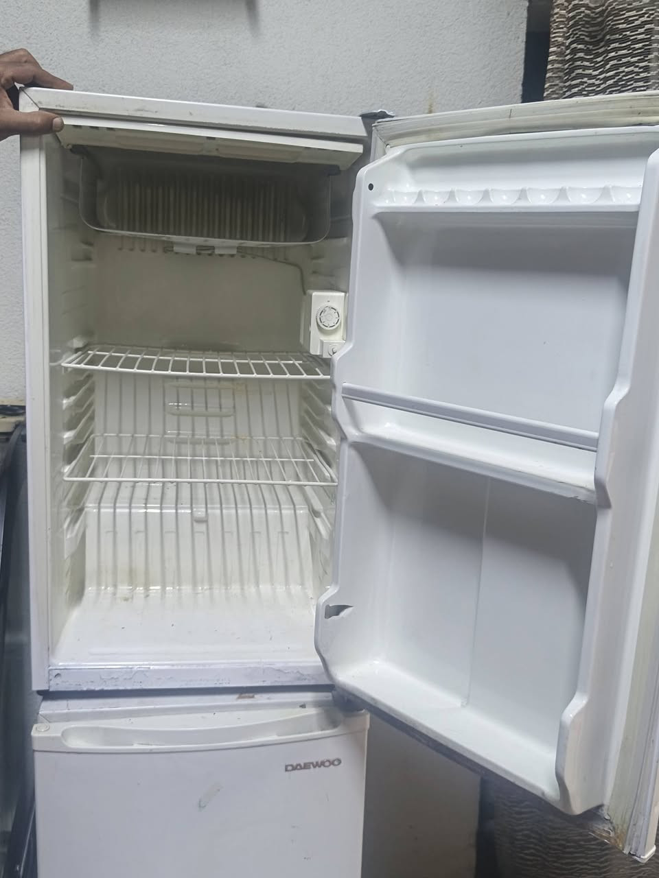 ثلاجه باله مال كويت شغاله للبيع لتصال على لواتساب ***********
