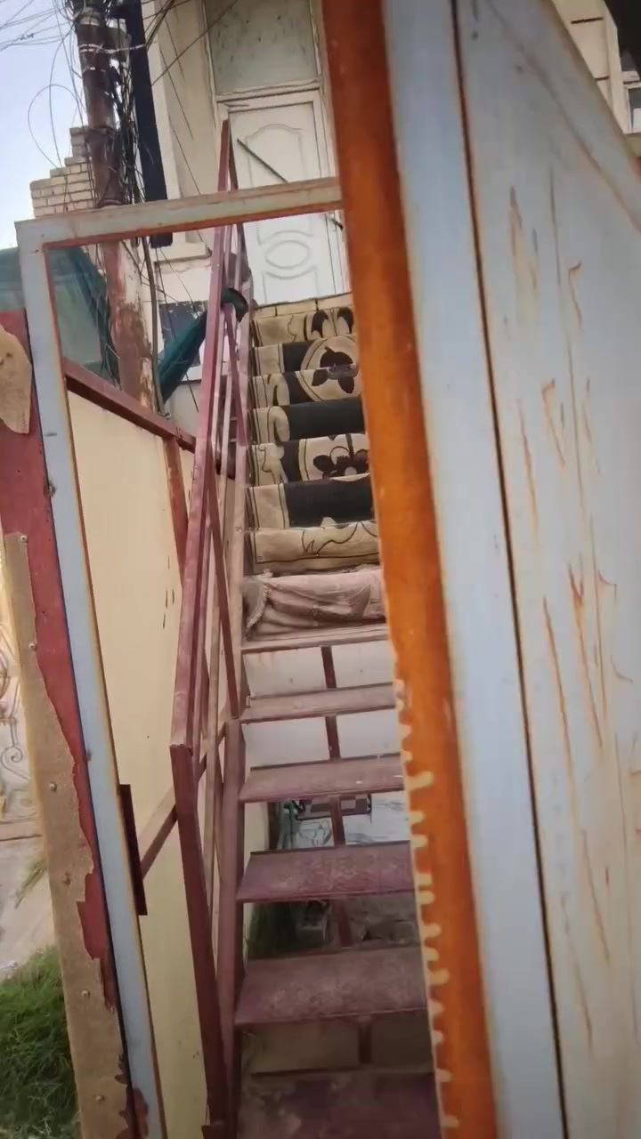 طابق ثاني لايجار ثلاث غرف نوم واستقبال حمامات وسطحين البيت كلش نضيف
الميكانيك شارع ساعاتي 
***********
