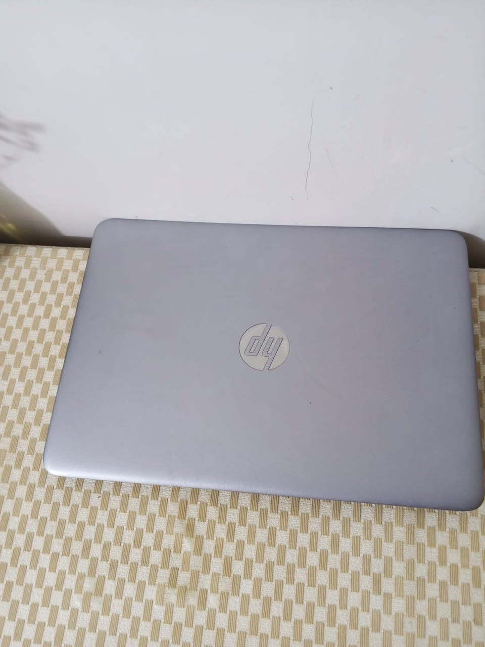 السلام عليكم حاسبة hp نظيفة حيل السعر  ١٥٠ الف بس البطارية تعبانة تشتغل ع الكهرباء سعر البطارية مالتهة ٣٠ الف ***********
