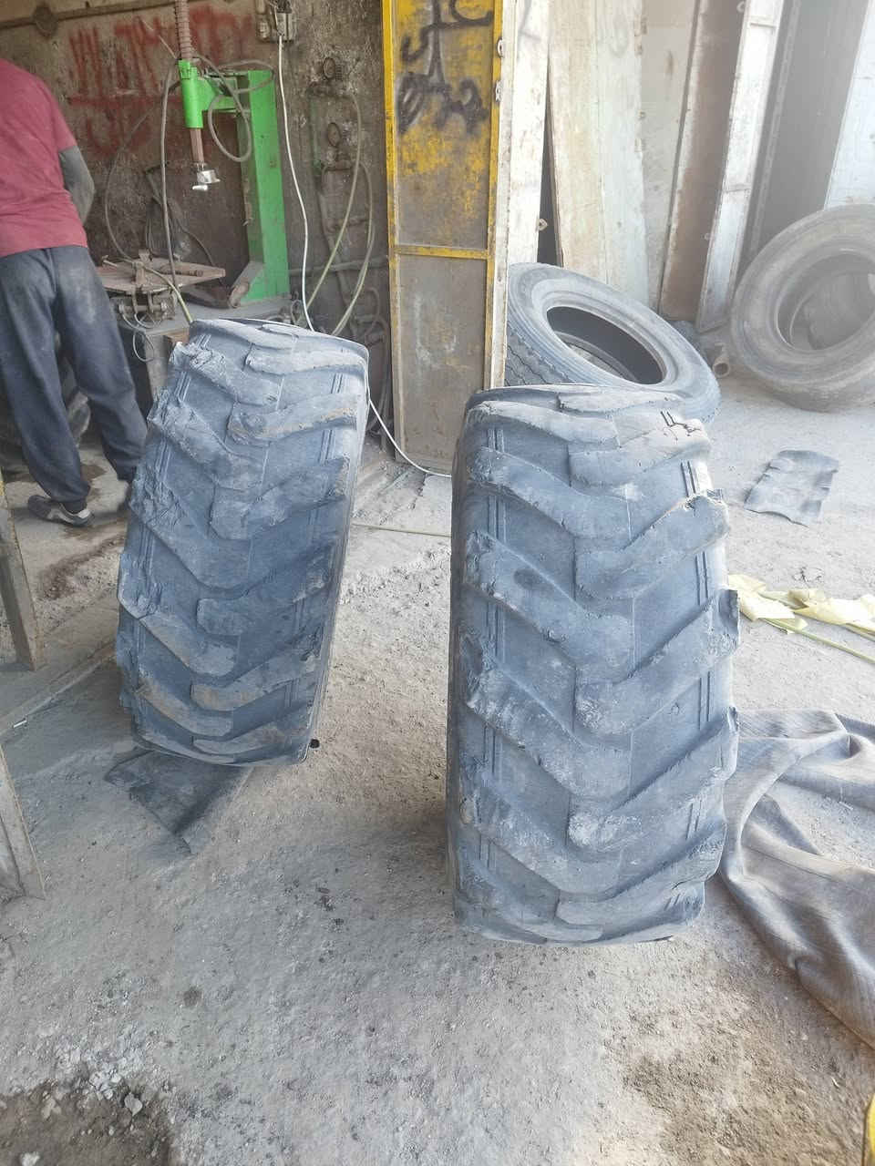 زوج اطارات جي سي بي أمامي حجم 20 اوزكه شرط شدهن جوبلس السعر 400الف *********** المك البصرة
