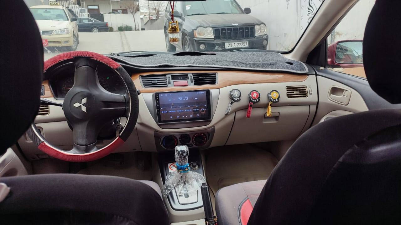 ***********

لانسەر مۆدێل 2007 مەکینە گەورەی ناو زەرد، گێڕ و مەکینە بەشەتی فەحس و تەرایی و فیتەر، پێنج پارچەی بۆیاخە لەسەر ساغی، بێ دەعم و لێدران، پشت و پێشی کەپسە، سەنەوی تا مانگی دوانزە تازەیە بەناوی خۆمەوەیە، سەیارەکی بێ مەسرەف و زۆر نەرمە، هادرۆلیکی گێڕ و ڕۆنی مکینەی تازە گۆڕاوە، دوو سویچی شەریکەی لەگەڵە تەبرید و گەرمی و کارەبای بەشەرت هەموگیانی بەشەرت ئەفرۆشم تەحویل و غرامە و بڕاوەی بەشەرت ٧٦ کەمێ معامەلە السليمانية, العراق
