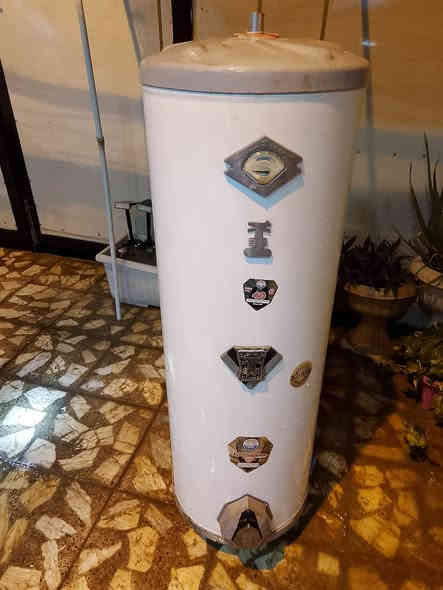 السلام عليكم اخوان سخان الطحان الاصلي  للبيع 160لتر شغال وعلى الفحص استخدام قليل  السعر المطلوب 150الف بغداد شهداء البياع  ***********
