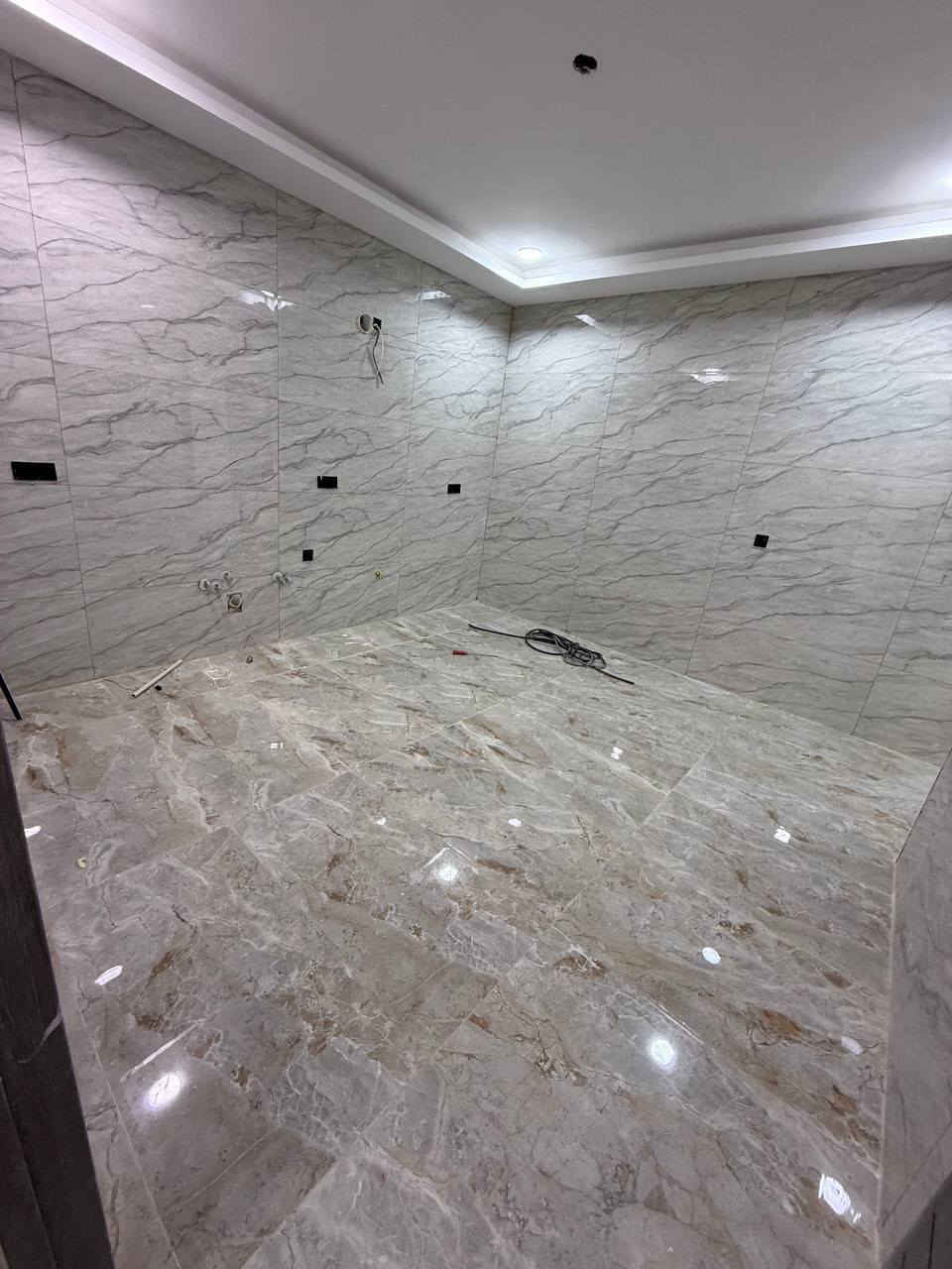 ⛓️‍💥 #شقة_حديثة_مودرن_طابق_اول_للايجار ⛓️‍💥

📍الموقع :- #الحارثية _ محله 213 خلف مستشفى الاميرات 

🔛المساحة :- 140 متر 

◾️تحتوي على :- مدخل _ صالة كبيرة _ مطبخ _ غرفتين نوم واحدة ماستر _ مجهزة بمصعد 24 ساعة _ صحيات _ كهرباء خصخصة .

⁉️ لمعرفة الإيجار اكتب رقم4بالتعليقات.

🌐للمزيد من العروض لطفاً الاشتراك بقناتنا على التليجرام :
https://t.me/Ajarty

🌐للمزيد من العروض لطفاً 
الاشتراك بقناتنا على واتساب  :
https://whatsapp.com/channel/0029VaDf8d14yltRzy5EwZ15

📍عنوان الشركة : حي الجامعة _ بداية شارع المركز 

📌للمعاينة والاستفسار : يرجى التواصل على الارقام التالية 📲
***********
***********
