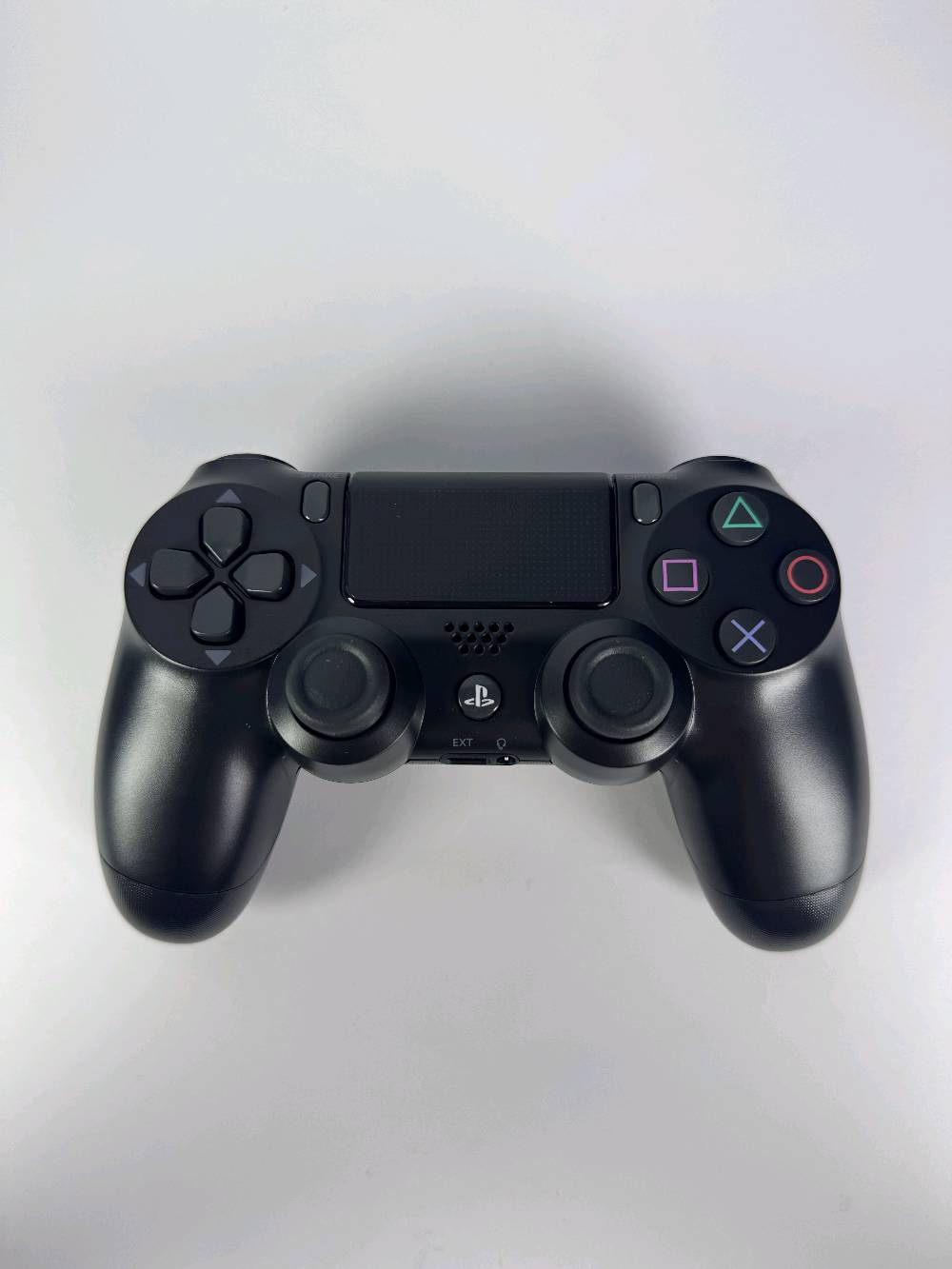 يد تحكم لاسلكية PS4 DualShock 4

مع ضمان لمدة سنة

استمتع بتجربة لعب مريحة ودقيقة مع يد تحكم DualShock 4 المتوافقة مع جهاز PlayStation 4. تتميز بتصميم مريح، أزرار استجابة سريعة، وعصاتي تحكم تناظريتين تمنحان تحكماً سلساً أثناء اللعب.

المميزات:

اتصال لاسلكي عبر البلوتوث.
لوحة لمس (Touch Pad) مدمجة.
أزرار SHARE و OPTIONS.
مكبر صوت مدمج.
بطارية قابلة لإعادة الشحن.
منفذ Micro USB للشحن.
تصميم مريح للاستخدام لفترات طويلة.
متوافقة مع أجهزة PS4 وبعض أجهزة الكمبيوتر.

محتويات العلبة:

يد تحكم لاسلكية DualShock 4.
كيبل شحن USB.
علبة المنتج.
