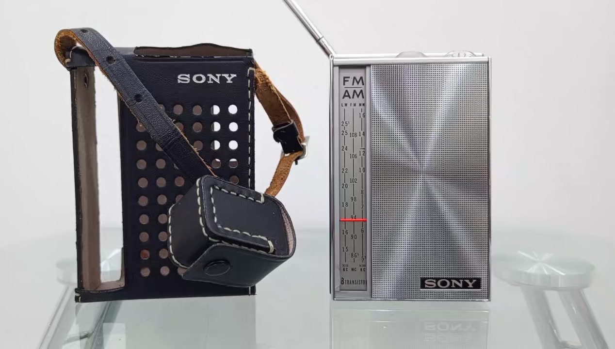 من نوادر اجهزه اليابانيه 
سوني انتاج اليابان 1964
جهاز على وضع الشركة 
3 موجات 
سحب ونقاوه صوت خرافي 
يعمل بطاريه 9 فولت 
للاستفسار مراسلة الصفحه 
او الاتصال ‏‪***********‬‏
