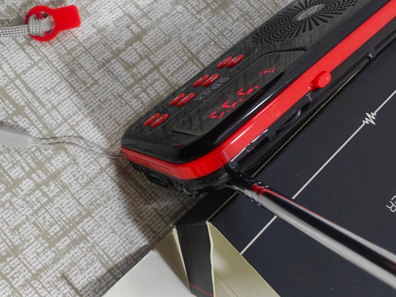 جهاز راديو SBox Spirit Box، 
وهو أداة متطورة مصممة للتحقيقات في الظواهر الخارقة والتواصل مع الكيانات غير المرئية. يجمع الجهاز بين وظيفتين أساسيتين: صندوق الروح (Spirit Box) ومسجل للأصوات الإلكترونية
 (EVP Recorder)
أبرز ميزات جهاز SBox:
مسح الترددات: يقوم الجهاز بمسح سريع لترددات راديو FM و AM (نطاق FM من 87.5 إلى 108.0، ونطاق AM من 522 إلى 1710).
تسجيل الصوت: يحتوي على مسجل مدمج يتيح التقاط الأصوات وجلسات الـ EVP مباشرة على الجهاز، مع إمكانية تشغيلها لاحقاً عبر مكبر صوت قوي.
التحكم في المسح: يوفر الجهاز 4 سرعات مختلفة لمسح الترددات، مع إمكانية المسح للأمام أو للخلف.
إضافات مدمجة: يتضمن مصباح يدوي LED مدمجاً لتسهيل التحقيقات الليلية، وشاشة عرض بإضاءة خلفية.
البطارية والشحن: يعمل ببطارية قابلة لإعادة الشحن تدوم لأكثر من 23 ساعة، ويتم شحنها عبر وصلة USB
يُستخدم الجهاز من قبل المحققين في الظواهر الخارقة لالتقاط ما يُعتقد أنها أصوات لكيانات تتلاعب بموجات الراديو لتكوين كلمات أو أصوات وسط الضجيج
 
ملاحظة الجهاز متوفر فقط بالعراق توصيل لكافة انحاء العراق 
للاستفسار عن السعر تفضل على الخاص


**إذا كنت صاحب هذا الإعلان وتريد حذفه لأي سبب، رجاءا أرسل رسالة إلى الدعم الفني**