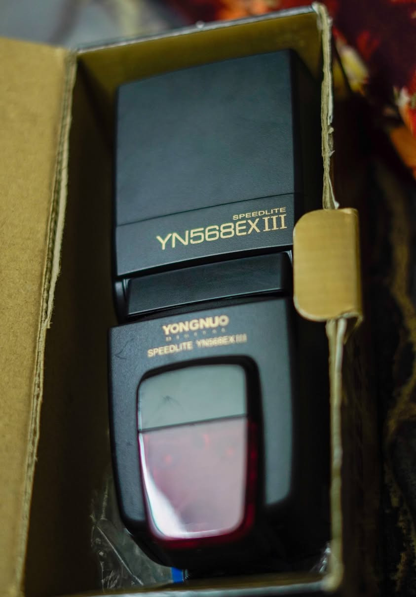 ttl فلاش او سبيدلايت  
-
-YONGNUO Speedlite YN560EX III (نيكون/سوني \ كانون )مانول 

اشتغل على كل الكاميرات مانيوال  
و ttl للنيكون يعني هو يحدد الك الاضائة بس توجه الكامرة
تكدر تستخدمه حفلات طلعات جلسات مو الا للنيكون استخدمه للسوني اني جودته عاليه وبي ميزات هواي:

ب40الف 💲💲💲وبي مجال بسيط جدا

توصيل اكو

⚡ قوة إضاءة قابلة للتحكم: إمكانية ضبط شدة الإضاءة يدويًا على عدة مستويات.
🔄 رأس متحرك: يمكن إمالته وتدويره للأعلى والجانبين لعمل إضاءة مرتدة (Bounce).
📸 وضع TTL (حسب الموديل): قياس تلقائي للإضاءة للحصول على تعريض مناسب.
🎚️ تحكم يدوي كامل: مناسب للتصوير الاحترافي وضبط الإعدادات بدقة.
🌟 دعم الزووم: يتغير تركيز الإضاءة حسب البعد البؤري للعدسة.
🔌 إعادة شحن سريعة: وقت انتظار قصير بين الومضات.
📡 دعم التزامن اللاسلكي (في YN560EX III): يمكن تشغيله عن بُعد.
🔋 يعمل ببطاريات AA: سهل الاستخدام والاستبدال.
 وايضا بيهن 5 مودات
Ttl (اوتو)

Multi (الفلاش يصدر سلسلة ومضات سريعة في صورة واحدة)

Manual مود مانول

High Speed Sync (HSS)(يسمح لك باستخدام سرعات شتر أعلى من 1/200s تقريبًا.

Wireless / Slave

زوم على حسب العدسة 28-35-50-85


**إذا كنت صاحب هذا الإعلان وتريد حذفه لأي سبب، رجاءا أرسل رسالة إلى الدعم الفني**