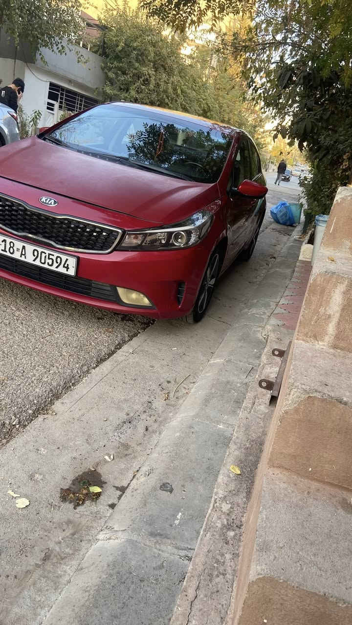 السلام عليكم…للبيع كيا فورتي 
"موديل 2018" 
حادثها : 
اجت بي من امريكا بس بنيد و بأمريكا هناك مبدلين جاملغ عكس السايق امامي و باب مصبوغة كلير والمحرك مفتوح كازكيت فقط  
رقم بابل انگليزي السيارة بإسمي سنوية لحد 2030
السعر / 105 و بيها مجال قليل 
للاستفسار عالرقم / ***********و
