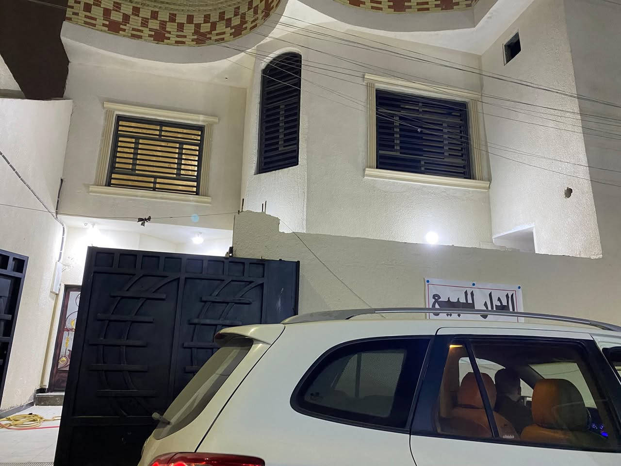 السلام عليكم بيت للبيع في دور الشرطه قرب المعارض بيت مساحه200م حديث باقي (تشطيبات الحمامات فقط) بيت طابقين الطابق الارضي كراج+صاله+ديوان+غرفه+صحيات داخل وخارج الطابق الثاني3غرف نوم+صحيات(3غرف نوم سويت) سعرالبيت230 وقابل للتفاوض بالخدمه للاستفسار واتساب واتصال ***********
